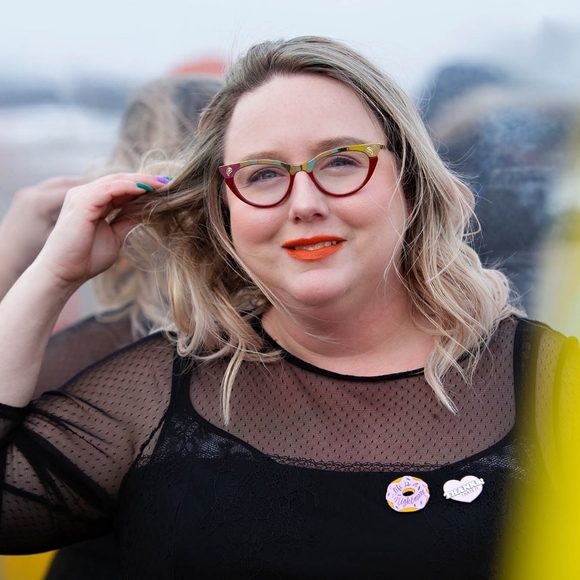 Meet your Posher, Ama - Picture 2 of 2